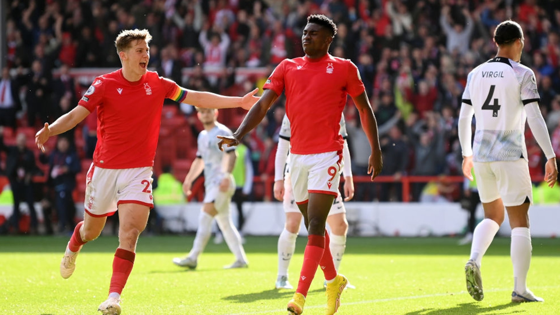 球迷们在复 球迷们在复